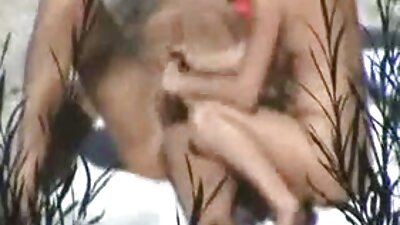 විචිත්‍රවත් තනපට සහිත බෲනෙට් බබා ඇගේ පෙම්වතාගේ ඇඳට ගැසුවාය