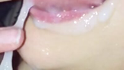කණ්නාඩි සහිත ඝන brunette යහන මත නිසි ලෙස ගැටේ