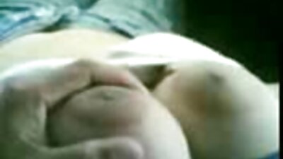 උණුසුම් ගැහැණු ළමයෙක් ඇගේ මායාකාරී පාදවලින් විශාල කුකුළා සම්බාහනය කරයි