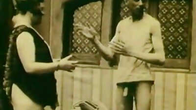 මනරම් තනපට සහිත උණුසුම් මුඩුක්කු පැටියෙකු ඇදගෙන එය තදින් අල්ලා ගනී