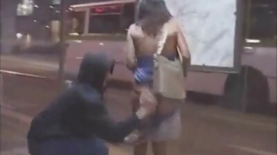 විස්මිත කළුවර බබෙක් විශාල සුදු පෙකර් පදින්න කැමතියි