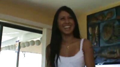 Redhead සහ brunette තටාකය අසල එකිනෙකාට විහිළු කරයි