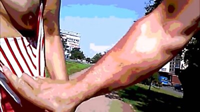 ස්වභාවික පියයුරු සහිත උණුසුම් ලැටිනා කණුවක් වටා ඇගේ තොල් ලබා ගනී