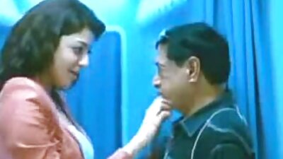 මෙම කුළුබඩු සහිත කළු ගැහැණු ළමයා තෑග්ගක් ඇති සුදු කණුවලින් කෙලවීමට ප්‍රිය කරයි