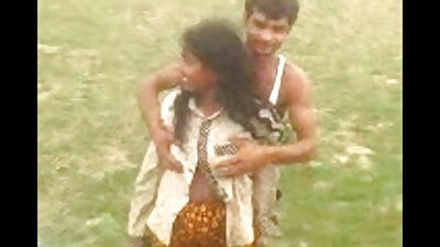 කණ්නාඩි සහිත බිබිලි බිම්බෝවක් ඇගේ උදුරා ගැනීමේදී දැඩි ලෙස කෙලෙසෙමින් තිබේ