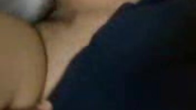 ඇගේ පුකේ මත හිසකෙස් ඇති brunette මේසය මත විනිවිද ගොස් ඇත