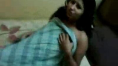 ලොකු පස්ස ඔෆිස් කෙල්ලෙක් මේසෙ උඩට නැගලා එයාගේ අලුත් ලොක්කාව පදිනවා