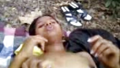 ලස්සන රුසියානු හුරුබුහුටි පැටියෙක් ඇගේ පුකේ තොල් දිගහරිනවා