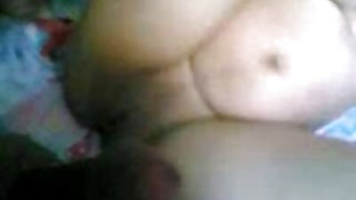 අං මුඩුක්කු කුකුළෙකු මතට නැඟී සිටින අතර ඇය දැඩි ලෙස කෙලවරයි