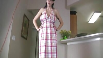 Brunette බෝනික්කා ඇගේ ප්‍රියතම ඉරියව්වෙන් කෙලවමින් කෙඳිරිගායි