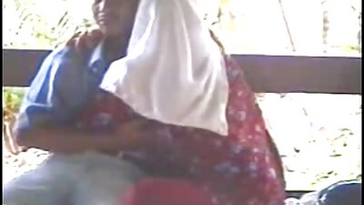 කාර්යාලයේ පිටුපස කාමරයක ඔහුගේ විශාල කුකුළා සමඟ කන් පිපිරවීම