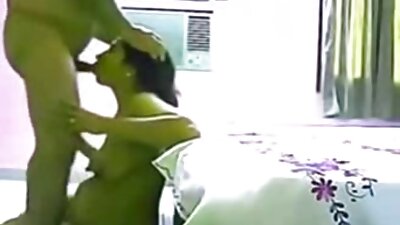 උණුසුම් කාන්තාවකගේ විශාල බූරුවා කැමරාවක් ඇති පිරිමියාගේ අවධානය ආකර්ෂණය කරයි