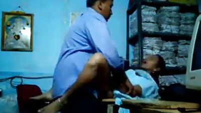 උණුසුම් කාමුක තරුව Liza Del Sierra සම්බාහන මේසයක් මත කෙලෙව්වා