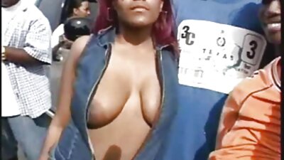 Raven haired vixen ඇගේ පාද භාවිතා කරමින් කිනිතුල්ලෙකු දැඩි කරයි