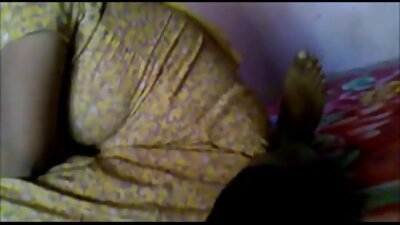 විශාල බූරුවෙකු ඇති කියුබානු දැරිය කුකුළා හැසිරවීමට සහ මුහුණේ වාඩි වීමට කැමතියි