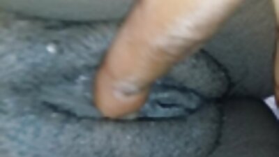 අපිරිසිදු brunette cougar අම්මා ඇගේ අං සහිත සුළු පුතාට පහර දෙයි