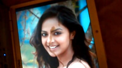 ස්පන්ක් කළ හැකි බූරුවා සහිත Brunette දැඩි ලෙස පහර දෙමින් සිටී