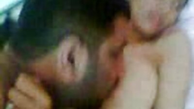 තටාකය අසලින් පැදගෙන යන ළදරුවෙකු මත විශාල ටිටිටි