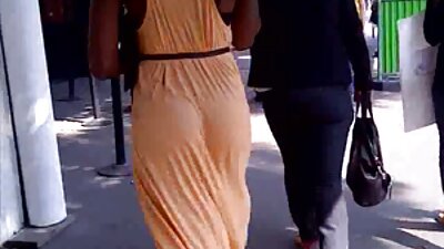 සිහින් brunette පෙම්වතාගේ ඇටකටු මුදුනේ ඇත