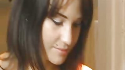 ගැහැණු ළමයා තමාව ආදරයෙන් රැකබලා ගන්නා අතර නිරුවතින් ඇඳේ වැතිරී විවේකයක් ලබා ගනී