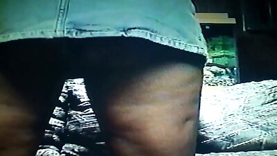 සරාගී බබෙක් සෝෆාව මත ඇගේ පුක කෙලවමින් සිටී