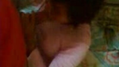 සිත් ඇදගන්නාසුළු කුඩා රන්වන් තරුව ලිංගිකව හැසිරීමේදී ඇගේ නම්‍යශීලී ශරීරය පෙන්වයි