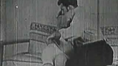 රෝස පෑන්ටිහෝස් ඇඳගත් ගැහැණු ළමයා මගුලට ස්තූතිවන්ත වෙමින් විශිෂ්ට පාස්කුවක් ගත කරයි